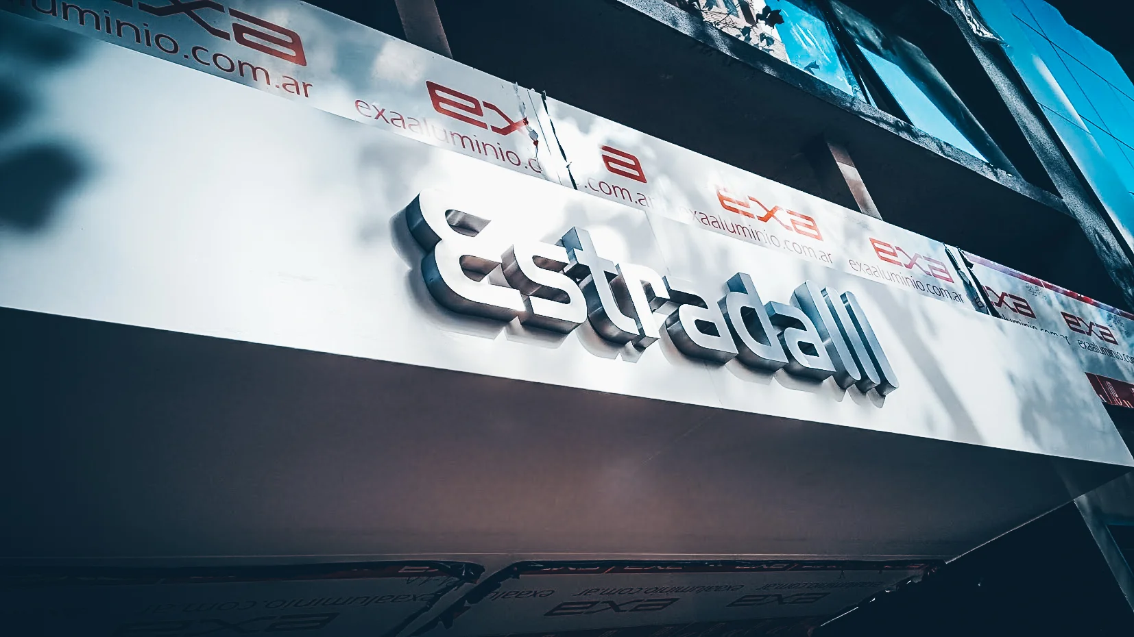 Pastilla en aluminio compuesto y letras corpóreas. Revestimiento de fachada.