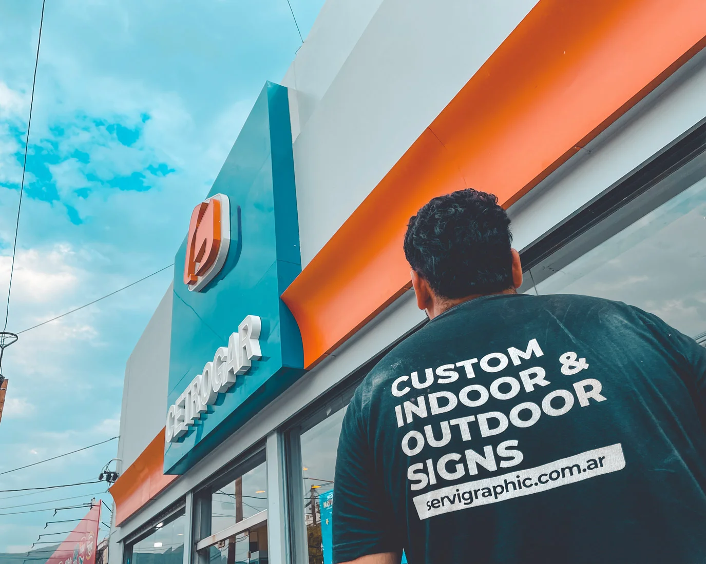 Pastilla en aluminio compuesto y letras corpóreas. Revestimiento de fachada.